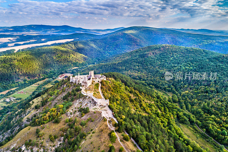俯瞰Cachticky hrad，一个废弃的城堡在斯洛伐克